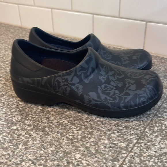 Crocs Neria Pro II Black Graphic Rose Womens 8 Slip On Work Clogs Dual Comfort - Picture 3 of 6